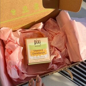 Pixi Vitamin-C Creme Serum in Orange and Green